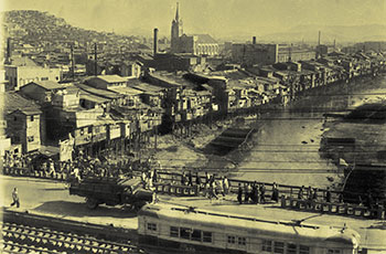 1960�� 1�� ���빮 �ֺ� û��õ ���. �ָ� ���ű�ȸ�� ���̰� ������������ ������ �ٴѴ�. �ٸ� �Ʒ��� ���� ���� �귶��. /����DB