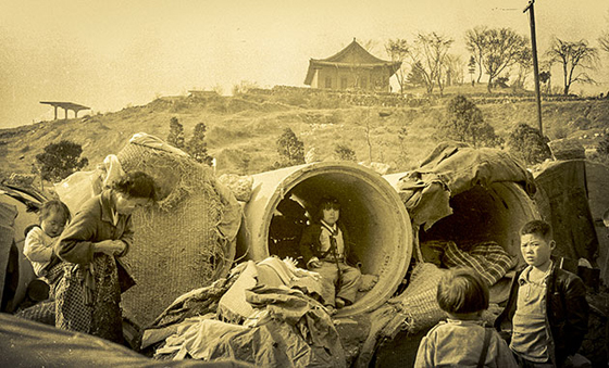 
		�������� �ϳ��� �䱼�� �ɾ� �������ڸ� �ٶ󺸾Ҵ�. ù�� ���� �������� 1963�� 11�� 11��, �ٸ� ���� �ƴ� ���ѹα� ���� ���� ���꿡�� ���� �����̴�. �� �� �����Ϻ��� �����빮���� ����������� ������ ���� ����� ����ϰ� ���� �ִ١��� �ߴ�. /�����Ϻ�DB
