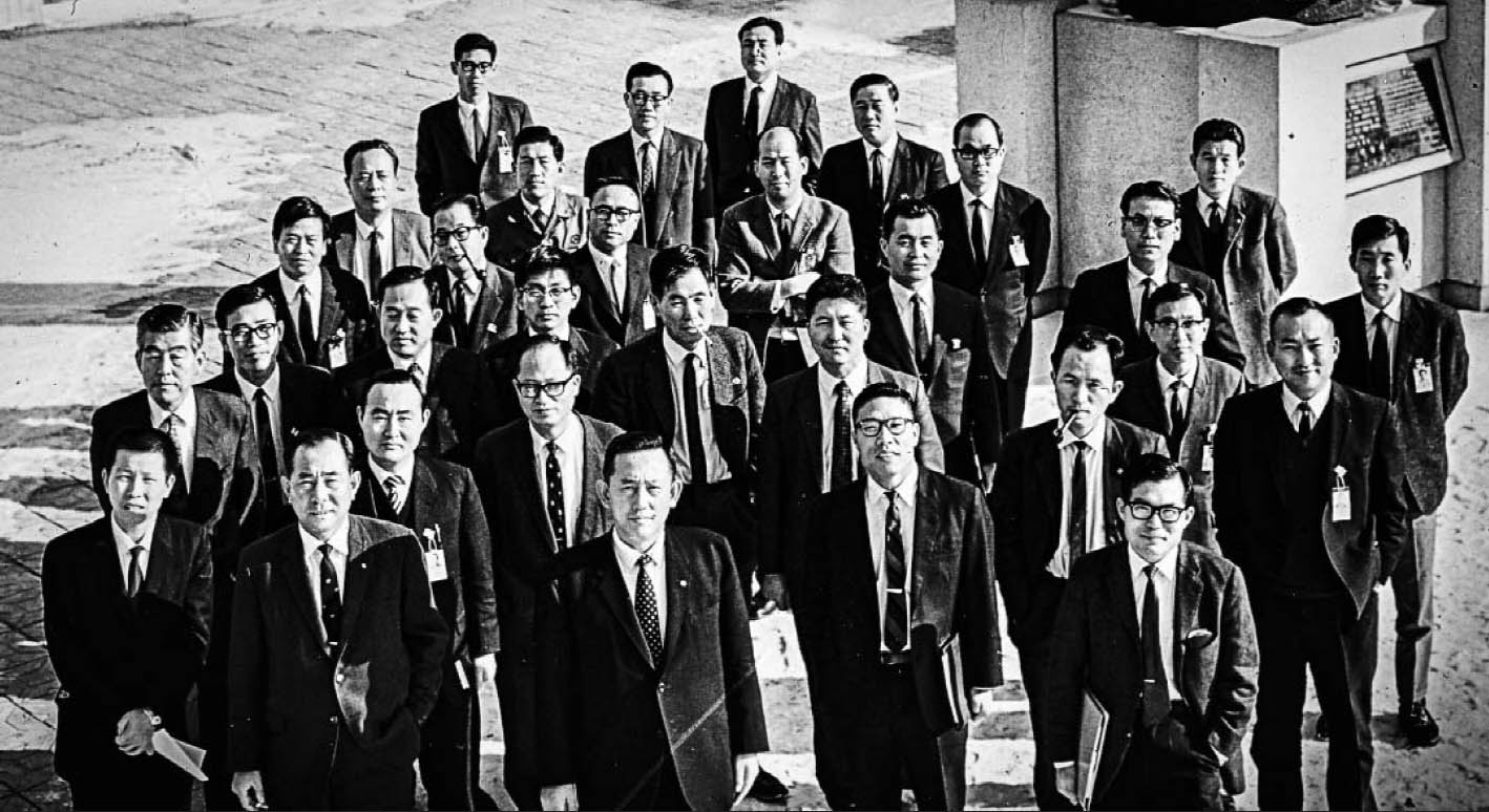 
	1970�� 1�� 9��, �ذ��� �� �� ���� ä ���� ���� KIST ���忡 ���������� �𿴴�. �̵��� �γ��� �տ��� ���ѹα��� �̲� ����� ���µƴ�. ���� ���ʿ��� ��°�� ������ �ʴ� �����̴�. 1977�� �� ������ ������ KIST ��Ϲ��� ���̹� 2���� ������ ���١��� ������ �޾Ҵ�.
