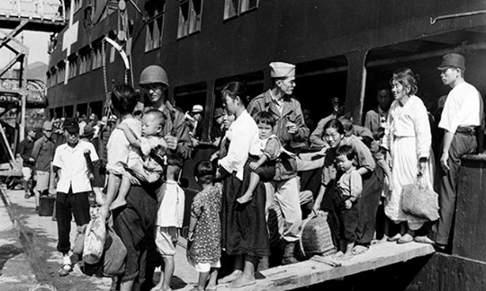 1945�� 10�� 12��, �Ϻ��� �����ϴ� �ѱ��� ¡�� �뵿�� �������� �λ����� ���� �ͱ��ϴ� ���.